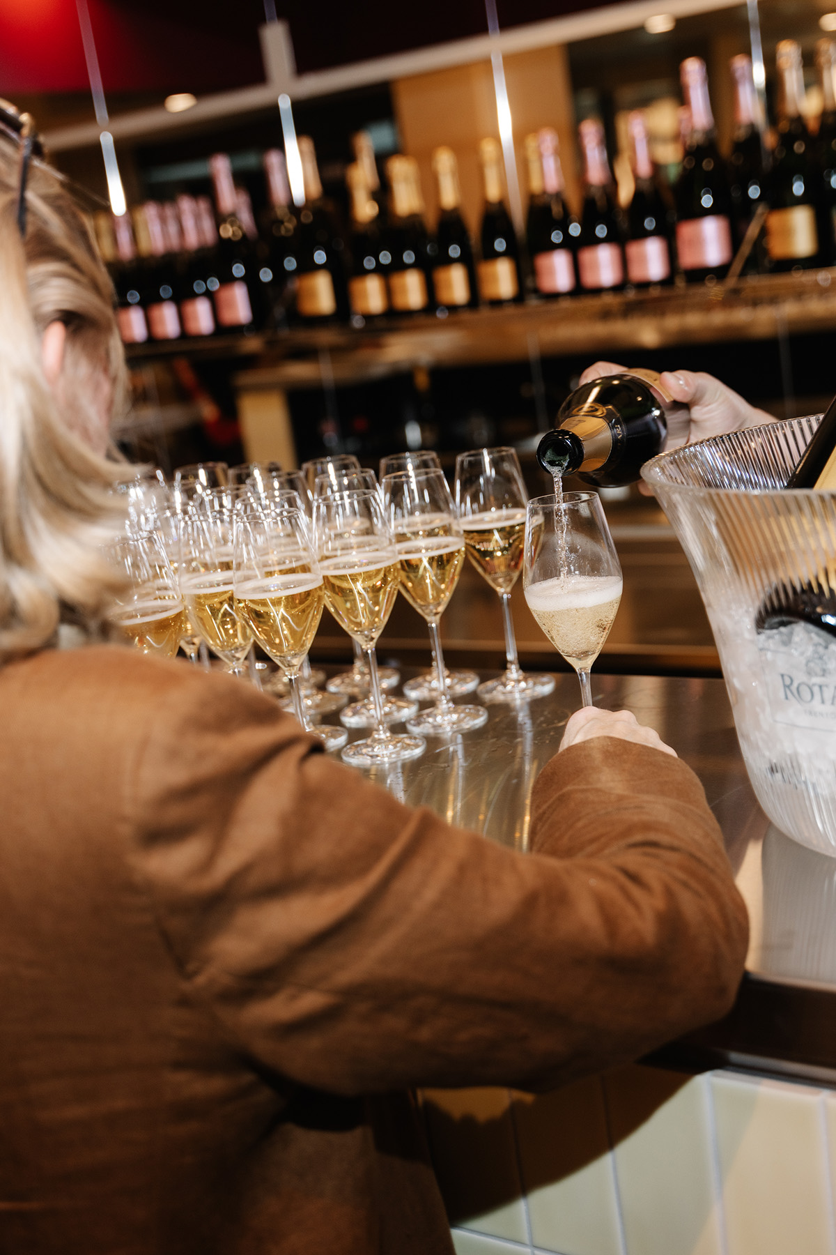 Champagne serveras i baren på Stockholm View