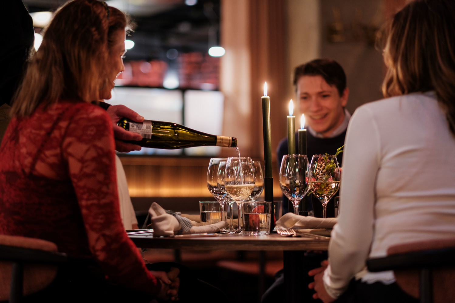 Dryck serveras till gäster kring ett bord