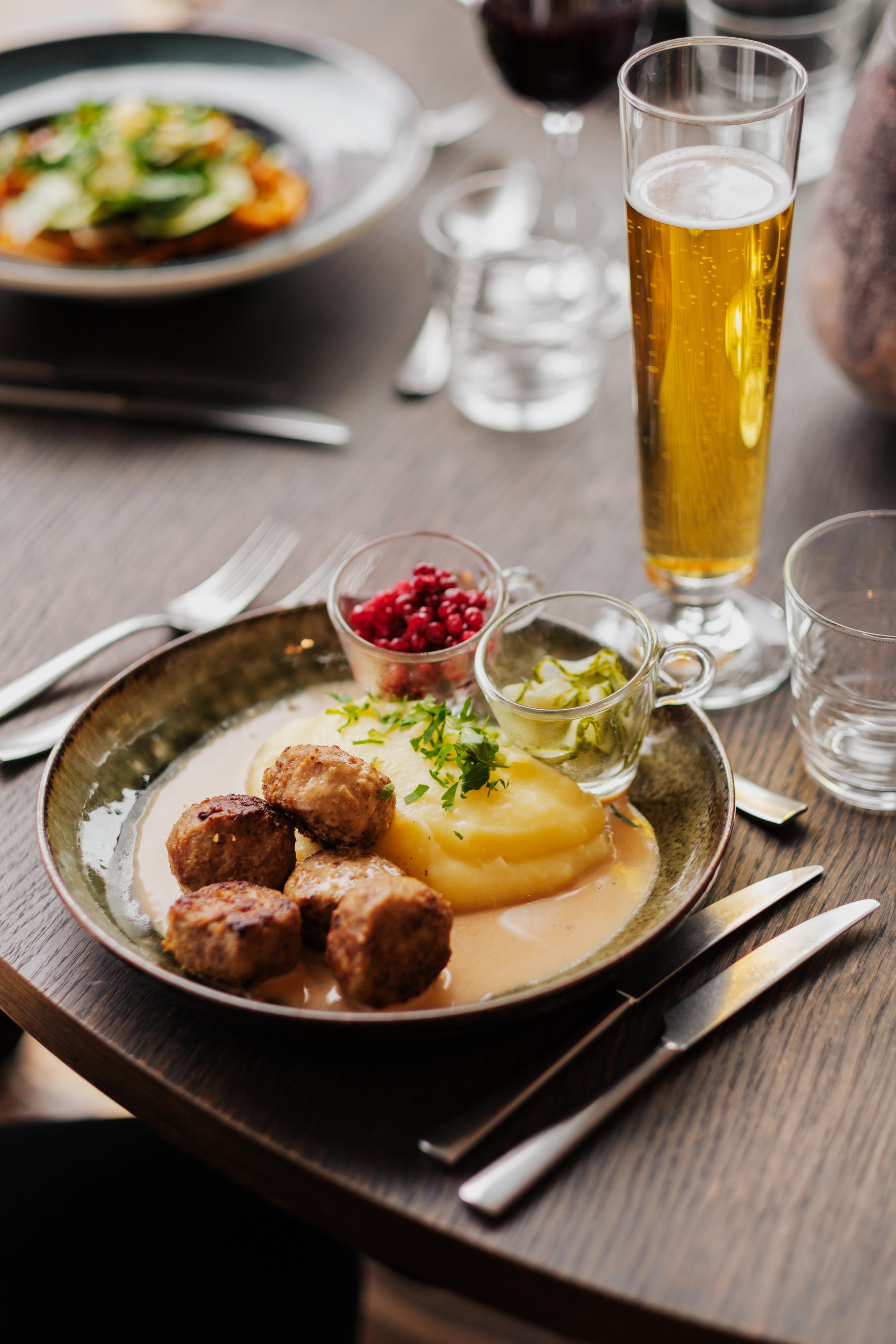 Köttbullar med mos serveras med öl