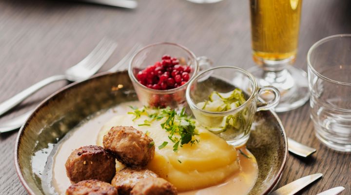 Köttbullar med mos serveras med öl