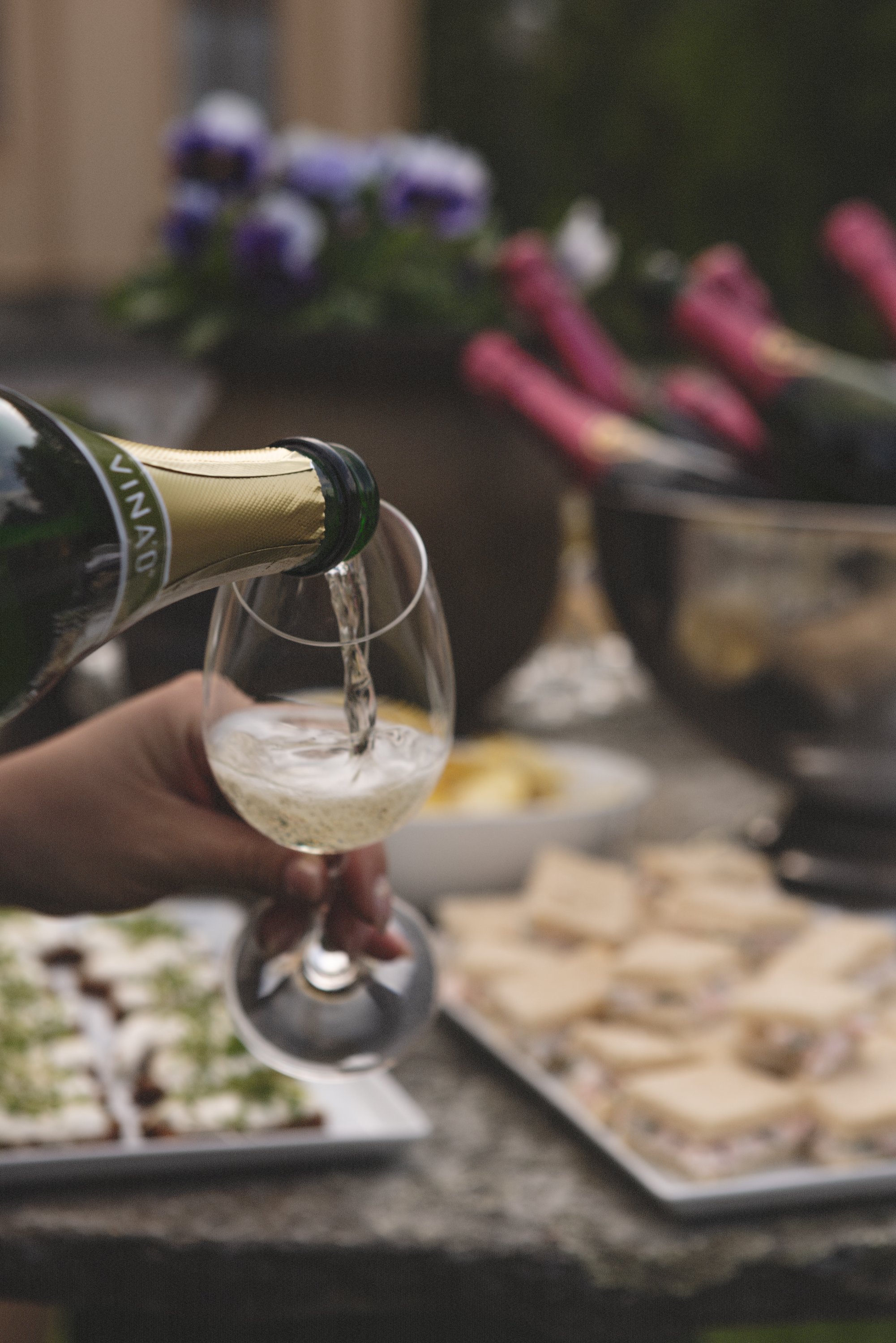 Champagne hälls upp i glas